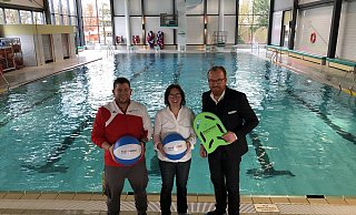 Jetzt ein Teil der Stadtwerke: Marco Schubert, Kerstin Busse-Heling (beide Bäderbetriebe) und Geschäftsführer Volker Stammer im Hallenbad Lohfeld. - Thomas Reineke
