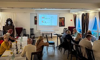 Anhänger der CDU Augustdorf warten am Sonntagabend in "Wenzel's Ratsstuben" gespannt auf die Ergebnisse der Kommunalwahl. In der Gemeinde scheiden sich die Geistert - während CDU und AfD hier mit ihre besten Ergebnisse einfahren, steht die SPD extrem schwach da. - Raphael Bartling