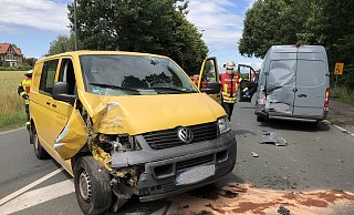 Der Postbote wurde bei dem Unfall schwer verletzt. - Feuerwehr Bad Salzuflen Der Postbote wurde bei dem Unfall schwer verletzt. - Feuerwehr Bad Salzuflen