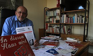 Muss viel aufräumen: Rainer Brinkmann in seinem Detmolder Büro. Unter den Fundstücken eine Ausgabe der "Pivitsheider Nachrichten". MdB Brinkmann verspricht im Bericht aus Bonn: "Die Steuerreform kommt." - Martin Hostert