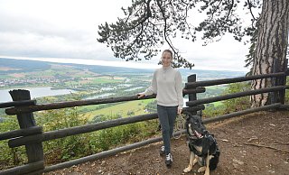 Toller Ausblick: Linken-Bundestagskandidatin Alina Wolf steht mit Hund Lucky an den Rabenklippen. - Ralf T. Mischer