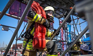 Der Feuerwehrmann Philipp Reumann von der Freiwilligen Feuerwehr Eckwarden steigt bei der «Firefighter Combat Challenge» in Bremerhaven mit einem Schlauch auf einen Turm. - Focke Strangmann/dpa Der Feuerwehrmann Philipp Reumann von der Freiwilligen Feuerwehr Eckwarden steigt bei der «Firefighter Combat Challenge» in Bremerhaven mit einem Schlauch auf einen Turm. - Focke Strangmann/dpa
