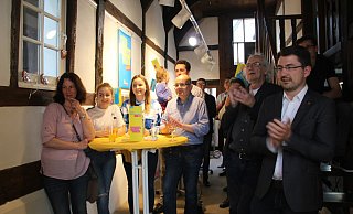 Applaus für das gute Ergebnis seiner Partei: Christian Sauter (rechts) freut sich im Liberalen Zentrum in Lemgo über den deutlichen Stimmenzuwachs für die FDP, auch wenn er persönlich keine Chance hat, in den Landtag einzuziehen. - Nadine Uphoff