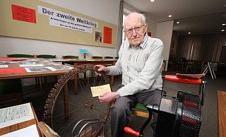 Helmuth Welsch mit Exponaten wie einer Luftschutzsirene aus dem Zweiten Weltkrieg (rechts) und einem Fahrradreifen mit Spiralenfedern aus Metall. Sie sind im Heimatmuseum Alverdissen zu sehen. - Jens Rademacher Helmuth Welsch mit Exponaten wie einer Luftschutzsirene aus dem Zweiten Weltkrieg (rechts) und einem Fahrradreifen mit Spiralenfedern aus Metall. Sie sind im Heimatmuseum Alverdissen zu sehen. - Jens Rademacher