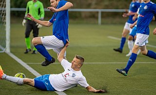 Marius Seipt vom TuS Asemissen (weiß, am Boden) kämpft sich bis zur Grundlinie durch. Der Leopoldshöher Benjamin Holt kann den Ball zur Ecke abwehren. - Egon Penner