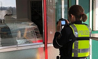 Eine Beamtin fotografiert den angerichteten Schaden. - Marianne Schwarzer Eine Beamtin fotografiert den angerichteten Schaden. - Marianne Schwarzer