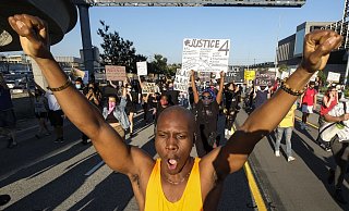 Demonstranten fordern Gerechtigkeit für den Tod des Afroamerikaners ein. - Foto: Ringo H.W. Chiu/AP/dpa