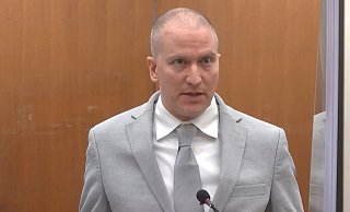 Der ehemalige Polizist Derek Chauvin wurde wegen Mordes zu einer langen Haftstrafe verurteilt. - Uncredited/Pool Court TV/AP/dpa Der ehemalige Polizist Derek Chauvin wurde wegen Mordes zu einer langen Haftstrafe verurteilt. - Uncredited/Pool Court TV/AP/dpa