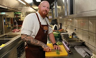 Laurenz Jürgens, Sous-Chef in "Jan's Restaurant" im "Detmolder Hof", bei der Arbeit in der Küche. - Jana Beckmann