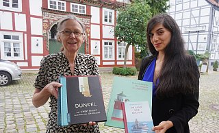 Brigitte Labs-Ehlert (links) und Anna Eble freuen sich auf das erste Kinderbuchfest in Schwalenberg. In dem Haus in der Brauergildestraße 5, hier im Hintergrund, soll das „Lesende Haus" entstehen. - Michaela Weiße Brigitte Labs-Ehlert (links) und Anna Eble freuen sich auf das erste Kinderbuchfest in Schwalenberg. In dem Haus in der Brauergildestraße 5, hier im Hintergrund, soll das „Lesende Haus" entstehen. - Michaela Weiße