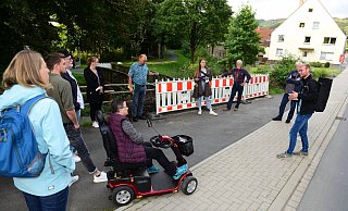 Die Teilnehmer kontrollieren die Br&uuml;cke an der Stra&szlig;e am Jacobis Hofe. - Nicole Ellerbrake