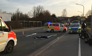 Der Radfahrer ist auf dem Radweg an der Pagenhelle gestürzt und dann zur Erstversorgung auf die Fahrbahn gezogen worden, wo mehr Platz war. - Jana Beckmann