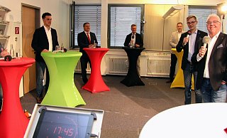 Die Landratskandidaten (von links) Ursula Jacob-Reisinger (Die Linke), Robin Wagener (Die Grünen), Dr. Axel Lehmann (SPD), Jens Gnisa (CDU) und Carsten Möller (FDP) stellen sich den Fragen des Moderatoren-Duos (weiter von links) Markus Knoblich und Dirk Baldus. - Till Brand Die Landratskandidaten (von links) Ursula Jacob-Reisinger (Die Linke), Robin Wagener (Die Grünen), Dr. Axel Lehmann (SPD), Jens Gnisa (CDU) und Carsten Möller (FDP) stellen sich den Fragen des Moderatoren-Duos (weiter von links) Markus Knoblich und Dirk Baldus. - Till Brand