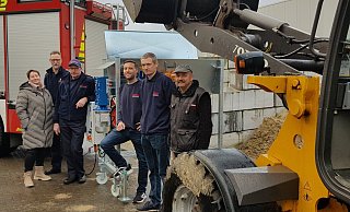 Freuen sich über die Sandsackfüllanlage: Andrea Müller (von links), Dirk Obenhausen, Ralf Heuwinkel, Tobias Döring, Fabian Kuhlemann und Martin Meier-Johann. - Gemeinde Schlangen
