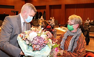 Blumen für die dritte stellvertretende Bürgermeisterin: Dirk Becker gratuliert Ulrike Meusel (Grüne) zu ihrer Wahl. - Knut Dinter Blumen für die dritte stellvertretende Bürgermeisterin: Dirk Becker gratuliert Ulrike Meusel (Grüne) zu ihrer Wahl. - Knut Dinter