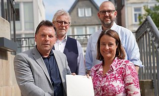 Regierungspräsidentin Anna Katharina Bölling überreicht Bürgermeister Frank Hilker den Förderbescheid. Im Hintergrund: der Technische Beigeordnete Thomas Lammering und Martin Kölczer, Leiter des Fachbereichs Stadtentwicklung (von links). - Stadt Detmold Regierungspräsidentin Anna Katharina Bölling überreicht Bürgermeister Frank Hilker den Förderbescheid. Im Hintergrund: der Technische Beigeordnete Thomas Lammering und Martin Kölczer, Leiter des Fachbereichs Stadtentwicklung (von links). - Stadt Detmold
