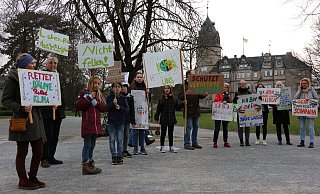 Anwohnerinnen und Anwohner wollen verhindern, dass auf dem Liebigwäldchen gebaut wird. Der Protest vor der Stadthalle war größer, einige waren zum Zeitpunkt der Aufnahme jedoch bereits im Sitzungssaal. - Janet König