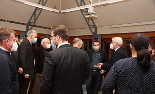 Die Ratsmitglieder beratschlagen sich. Unter anderem sind (von links) Heinrich Georg Schneider, Frank Salomon, Lutz Müller, Mats Uffe Schubert, Roger Rutter, Kämmerer Patrick Herrmann, Bürgermeister Thomas Katzer und Anja Holitschke dabei. - Nadine Uphoff