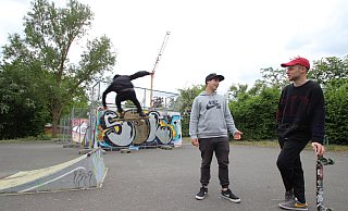 Rico Semrau (von links) springt im Lemgoer Skate-Park, während Cedric Jordan und Lutz Reineke sich unterhalten. Im Hintergrund die gesperrte Halfpipe. - Archivbild: Jens Rademacher Rico Semrau (von links) springt im Lemgoer Skate-Park, während Cedric Jordan und Lutz Reineke sich unterhalten. Im Hintergrund die gesperrte Halfpipe. - Archivbild: Jens Rademacher