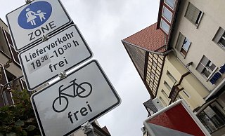 Hinweis: Das Schild an der Osterstraße/Ecke Grabenstraße markiert den Beginn der Fußgängerzone. Radfahrer können sich frei bewegen, nur in der Langen Straße müssen sie absteigen. Das Schild wird nun bis mindestens Ende des Jahres stehen bleiben. - Sven Kienscherf Hinweis: Das Schild an der Osterstraße/Ecke Grabenstraße markiert den Beginn der Fußgängerzone. Radfahrer können sich frei bewegen, nur in der Langen Straße müssen sie absteigen. Das Schild wird nun bis mindestens Ende des Jahres stehen bleiben. - Sven Kienscherf