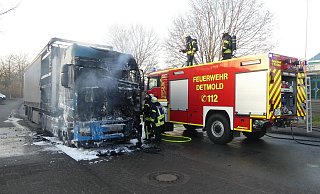 Im Februar hat an der Westerfeldstra&szlig;e ein Lkw in voller Ausdehnung gebrannt. Das hauptamtliche Personal der Feuerwehr Detmold und einige Kameraden des L&ouml;schzugs Mitte waren vor Ort, um das Fahrzeug zu l&ouml;schen. - Feuerwehr Detmold