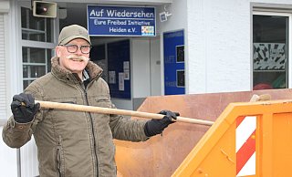 Ex-Kreispolizeisprecher Uwe Bauer geht bei der Freibadinitiative Heiden auf Streife und kontrolliert alles rund um das Gelände. - Sandra Castrup