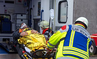 insatz unter möglichst realistischen Bedingungen: Auch der Rettungsdienst des Kreises probt bei der Großübung in der Senne die Versorgung und den Abtransport von Verletzten, die einer fiktiven Explosion zum Opfer gefallen sind. - Raphael Bartling insatz unter möglichst realistischen Bedingungen: Auch der Rettungsdienst des Kreises probt bei der Großübung in der Senne die Versorgung und den Abtransport von Verletzten, die einer fiktiven Explosion zum Opfer gefallen sind. - Raphael Bartling