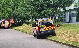 Vor der betroffenen Kindertagesstätte stehen Feuerwehrfahrzeuge an der Zufahrt zum Schulzentrum Lohfeld. - Andre Brokbartold / Feuerwehr Bad Salzuflen Vor der betroffenen Kindertagesstätte stehen Feuerwehrfahrzeuge an der Zufahrt zum Schulzentrum Lohfeld. - Andre Brokbartold / Feuerwehr Bad Salzuflen