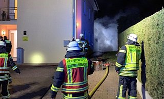 Hinter dem Mehrfamilienhaus in der Straße "Hoffmann's Wiesen" stehen zwei Holzschuppen in Flammen. Die Freiwillige Feuerwehr Bad Salzuflen ist mit 40 Einsatzkräften vor Ort. - Daniel Hobein/Feuerwehr Bad Salzuflen Hinter dem Mehrfamilienhaus in der Straße "Hoffmann's Wiesen" stehen zwei Holzschuppen in Flammen. Die Freiwillige Feuerwehr Bad Salzuflen ist mit 40 Einsatzkräften vor Ort. - Daniel Hobein/Feuerwehr Bad Salzuflen