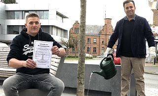 Hendrik Wolter (links) vom Bauhof hat Lemgos erste Baumpatenschafts-Urkunde mitgebracht. Verdient hat sie Sven-Eric Bierhenke, der sich ehrenamtlich um die beiden Eschen am Ostertor kümmern möchte. Foto: Till Brand - Till Brand Hendrik Wolter (links) vom Bauhof hat Lemgos erste Baumpatenschafts-Urkunde mitgebracht. Verdient hat sie Sven-Eric Bierhenke, der sich ehrenamtlich um die beiden Eschen am Ostertor kümmern möchte. Foto: Till Brand - Till Brand