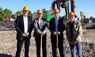 Der Bereichsleiter Eigenerzeugung, Georg Klene (von links), Stadtwerke-Aufsichtsratsvorsitzende Markus Baier, Geschäftsführer Matthias Sasse und Projektleiter Uwe Weber freuen sich beim symbolischen Spatenstich am Liemer Weg, dass der Bau des Wärmespeichers starten kann. - Stadtwerke Lemgo