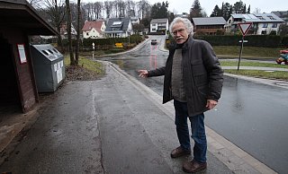 Der Verkehr an der Buswendeschleife in Talle macht Thomas Laleicke Sorgen, insbesondere die Situation an der Schulbushaltestelle (links). - Jens Rademacher