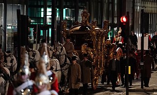 Die goldene Staatskutsche wird am frühen Mittwochmorgen während einer Probe für die Krönung von König Charles III. in einer Prozession durch London geführt. - Jordan Pettitt/PA Wire/dpa Die goldene Staatskutsche wird am frühen Mittwochmorgen während einer Probe für die Krönung von König Charles III. in einer Prozession durch London geführt. - Jordan Pettitt/PA Wire/dpa