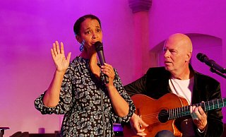 Ausdrucksstarkes Timbre voller Intensität. Das Duo "Friend `n Fellow" begeistert die Gäste im Jubiläumskonzert der Kirche zu Wöbbel. - Thomas Krügler Ausdrucksstarkes Timbre voller Intensität. Das Duo "Friend `n Fellow" begeistert die Gäste im Jubiläumskonzert der Kirche zu Wöbbel. - Thomas Krügler
