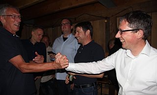 Lange sah es nach einer Stichwahl mit Axel Meckelmann aus. Doch um kurz vor 22 Uhr ist klar: Michael Hoffmann (rechts) wird mit der knappen Mehrheit von 50,3 Prozent der neue Bürgermeister. Sein Vater Bernd freut sich mit ihm und schlägt ein. - Kirsten Fuhrmann Lange sah es nach einer Stichwahl mit Axel Meckelmann aus. Doch um kurz vor 22 Uhr ist klar: Michael Hoffmann (rechts) wird mit der knappen Mehrheit von 50,3 Prozent der neue Bürgermeister. Sein Vater Bernd freut sich mit ihm und schlägt ein. - Kirsten Fuhrmann