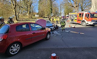 Zwei Kleinwagen sind am Mittwoch kurz nach 14 Uhr in Höhe der Stapelager Kirche ineinander gefahren. - Astrid Sewing