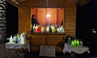 In liebevoll dekorierten Holzh&uuml;tten bieten Budenbetreiber Handwerk und Dekoration an. (Archivfoto) - Gemeinde B&ouml;singfeld