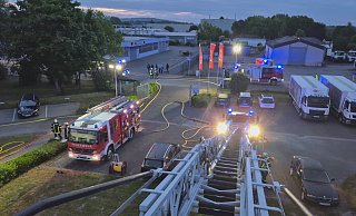 Die Feuerwehr rückt am Morgen zur Großwäscherei nach Lieme aus. - Feuerwehr Lemgo