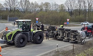Der Versuch, den bei Steinheim verunglückten Lkw mit einem Schlepper aufzurichten, scheiterte. - Thomas Kube