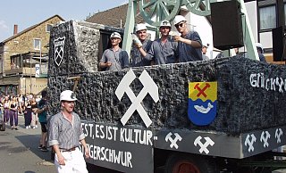 Bergwerk: Der Wagen der Seniorenfu&szlig;baller der TSG Hohenhausen erhielt viel Beifall. - Wulf Daneyko