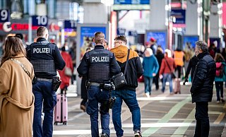 Der Bahnhof der baden-württembergischen Landeshauptstadt wurde von der Polizei komplett gesperrt und evakuiert. Mittlerweile ist der Hauptbahnhof wieder für Fahrgäste zugänglich. - Christoph Schmidt/dpa Der Bahnhof der baden-württembergischen Landeshauptstadt wurde von der Polizei komplett gesperrt und evakuiert. Mittlerweile ist der Hauptbahnhof wieder für Fahrgäste zugänglich. - Christoph Schmidt/dpa