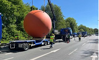 Das THW hat die Kugel im Mai abtransportiert. - Polizei Lippe Das THW hat die Kugel im Mai abtransportiert. - Polizei Lippe