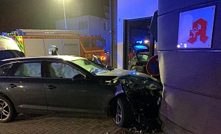 Der Audi wird durch den nächtlichen Aufprall schwer beschädigt. Aber auch die Wand der Apotheke wird deformiert. - Feuerwehr Bad Salzuflen Der Audi wird durch den nächtlichen Aufprall schwer beschädigt. Aber auch die Wand der Apotheke wird deformiert. - Feuerwehr Bad Salzuflen