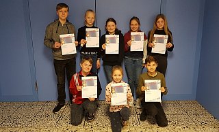 Auf dem 1. Platz landeten (hinten, von links) Joost Rottschäfer (9. Klasse), Lina Marie Meier (5.), Lina Mölling, Zoe Marie Biermann, Lea Abend (alle 6.), sowie (vorne, von links) Keno Holzrichter, Juliana Yakovlev (beide 5.), Piet Merlin Peil (6.). Es fehlt: Lasse Albrink (9.). - Gymnasium Lage