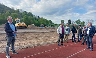 Die Sportanlage am Johannes-Gigas-Schulzentrum wird umgebaut. Bei einer Ortsbesichtigung hat Fachbereichsleiter Gregor Günnewich die Mitglieder des Ausschusses für Stadtentwicklung, Planen und Bauen über den derzeitigen Stand und den weiteren Bauablauf informiert. - Michaela Weiße Die Sportanlage am Johannes-Gigas-Schulzentrum wird umgebaut. Bei einer Ortsbesichtigung hat Fachbereichsleiter Gregor Günnewich die Mitglieder des Ausschusses für Stadtentwicklung, Planen und Bauen über den derzeitigen Stand und den weiteren Bauablauf informiert. - Michaela Weiße