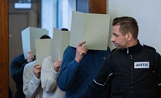 Die fünf angeklagten Polizeibeamtinnen und -beamten kommen in den Gerichtssaal des Landgerichts. - Rolf Vennenbernd/dpa