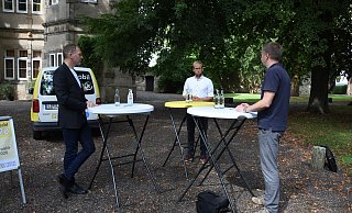 Die Bürgermeisterkandidaten für Barntrup, (von links) Jürgen Schell (parteilos) und Borris Ortmeier (parteilos, unterstützt von CDU, FDP und Grünen) stellen sich den Fragen von LZ-Redakteur Jens Rademacher.  - Raphael Bartling
