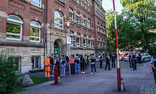 Polizeieinsatz an der Katharinenschule in Esslingen. - Foto: SDMG / Kohls/SDMG/dpa Polizeieinsatz an der Katharinenschule in Esslingen. - Foto: SDMG / Kohls/SDMG/dpa