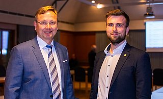 Dr. Andreas J. Wulf (parteilos, links) und Mats Uffe Schubert (SPD) müssen am 28. September in die Stichwahl. - Raphael Bartling