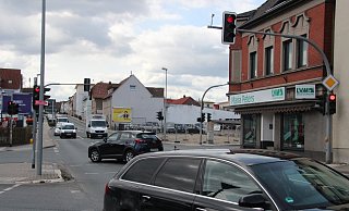 Auf der Bundesstraße 66 ist eigentlich immer Verkehr, schnell kann an der Kreuzung zur Pottenhauser Straße nicht gefahren werden. - Cordula Gröne Auf der Bundesstraße 66 ist eigentlich immer Verkehr, schnell kann an der Kreuzung zur Pottenhauser Straße nicht gefahren werden. - Cordula Gröne